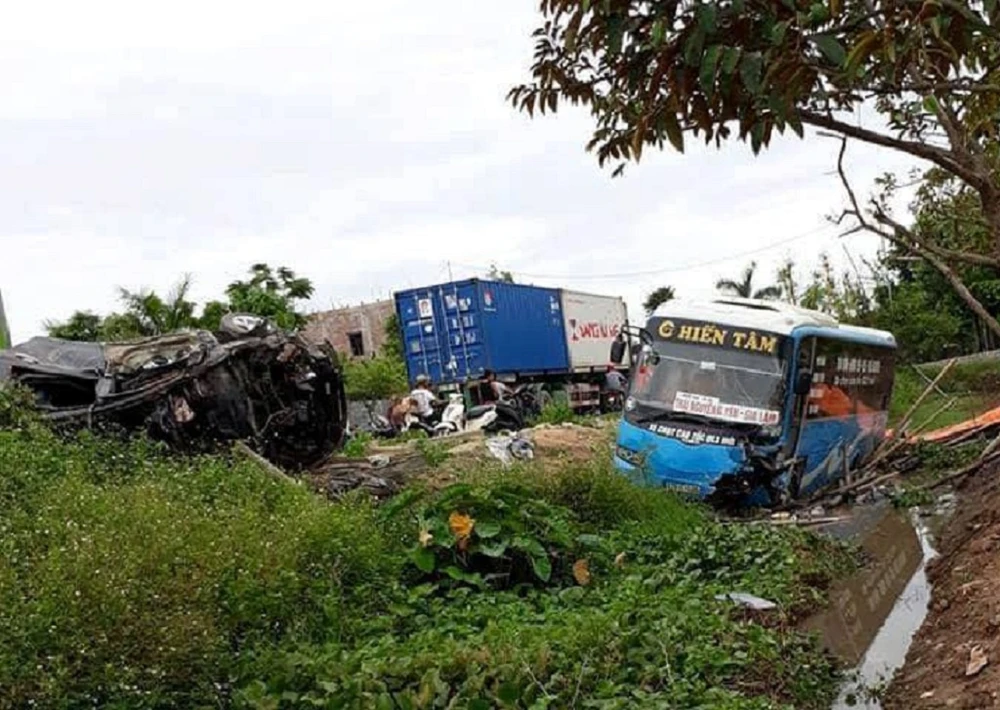 Xe khách tông xe đạp điện và ô tô, 2 người tử vong ảnh 1