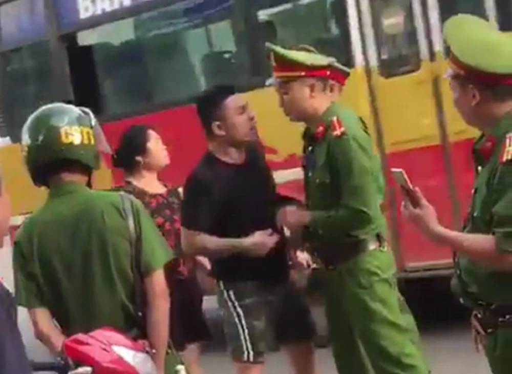 Xử lý nam thanh niên chửi bới, xưng là cháu trưởng công an TP ảnh 1