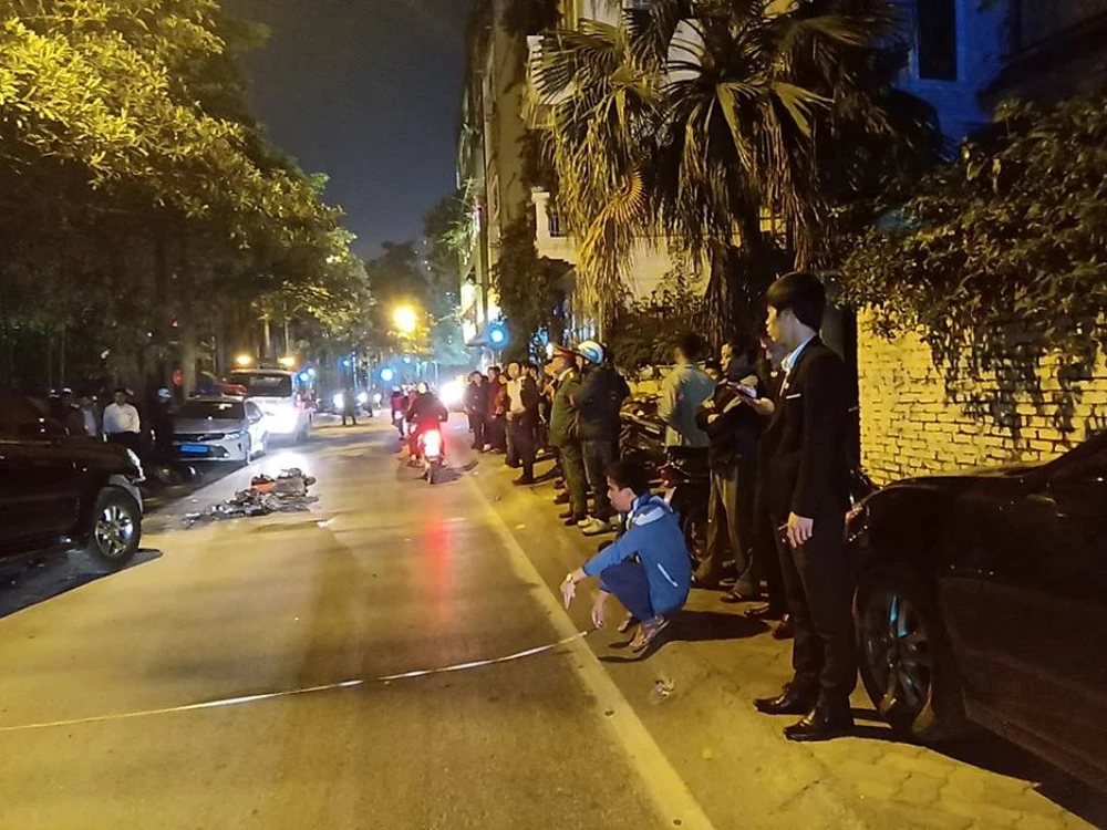 'Xe điên' Lexus đâm gục hàng chục xe máy, tông cả xe CSGT ảnh 1