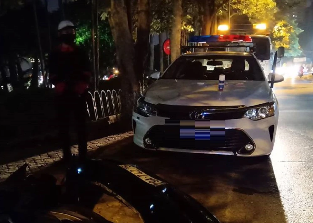 'Xe điên' Lexus đâm gục hàng chục xe máy, tông cả xe CSGT ảnh 4