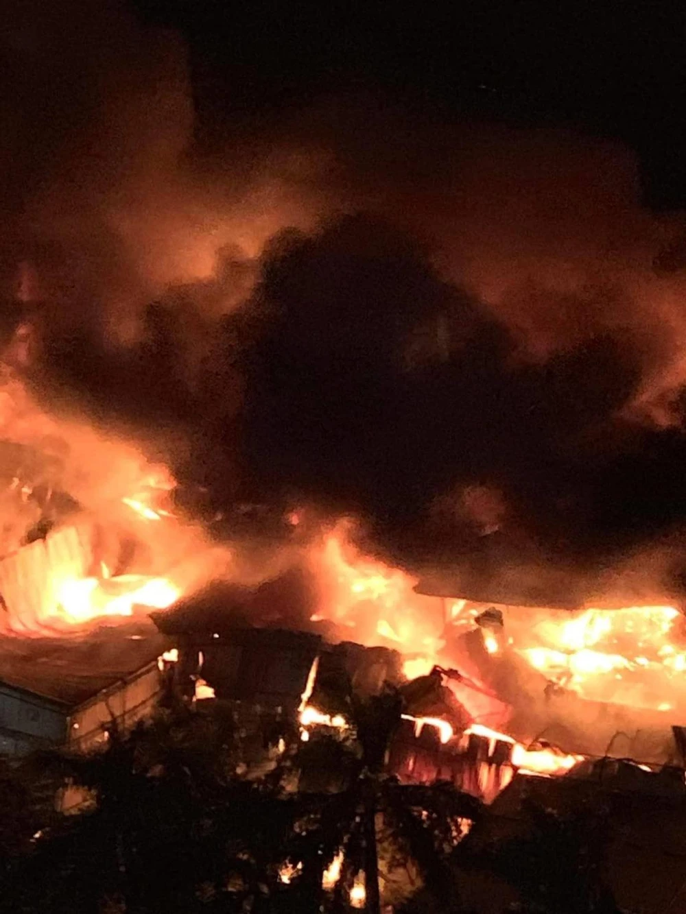 Cháy ngùn ngụt tại Nhà máy phích nước Rạng Đông ảnh 3