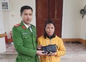 Công an tìm được túi tiền của người phụ nữ treo nhầm xe máy