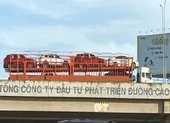 Bất chấp nguy hiểm, xe đầu kéo đi lùi trên đường cao tốc
