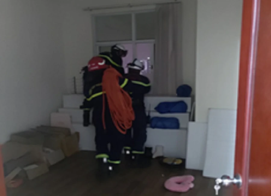 Cảnh sát PCCC đu dây từ tầng 20, kịp thời cứu một nam sinh lớp 9 đang định nhảy lầu tự tử. Ảnh: CACC