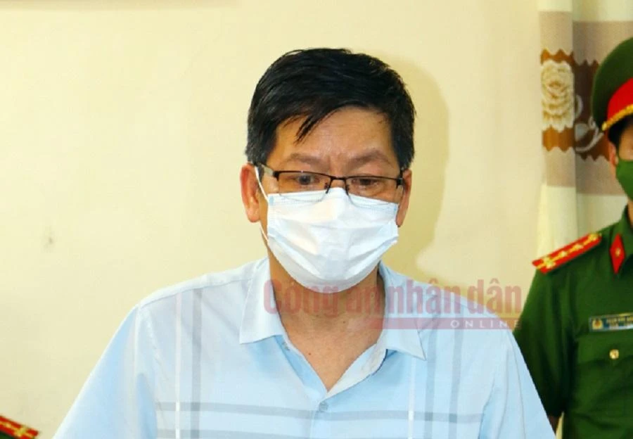 Ông Đỗ Đức Lưu, giám đốc CDC Nam Định, nghe Cơ quan CSĐT tống đạt quyết định khởi tố. Ảnh: CAND