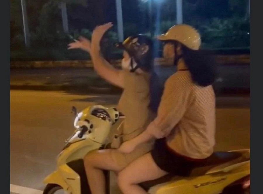 Cô gái bị xử phạt nặng vì không có giấy phép lái xe, bất chấp nguy hiểm buông cả hai tay để “múa quạt” dù xe đang chạy trên đường. Ảnh: CACC