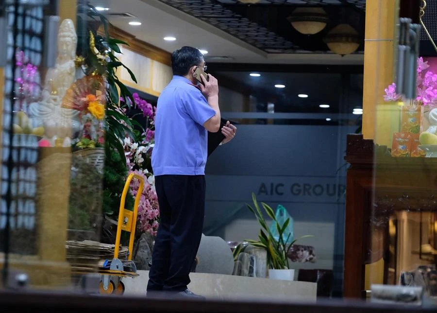 Cán bộ kiểm sát viên có mặt tại trụ sở công ty. Ảnh: UYÊN TRANG