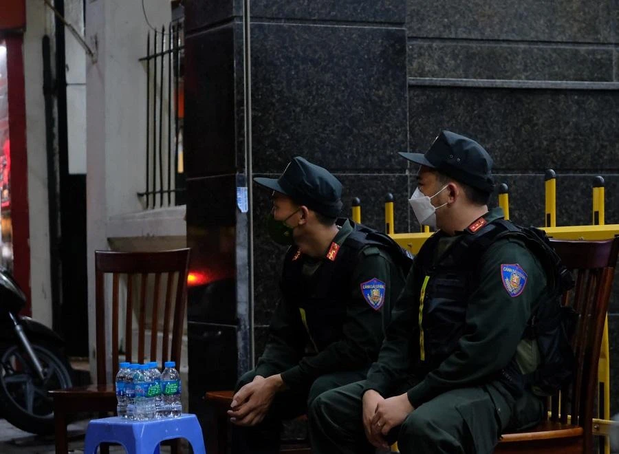 Lực lượng cảnh sát cơ động làm nhiệm vụ bảo đảm an ninh bên ngoài tòa nhà. Ảnh: UYÊN TRANG