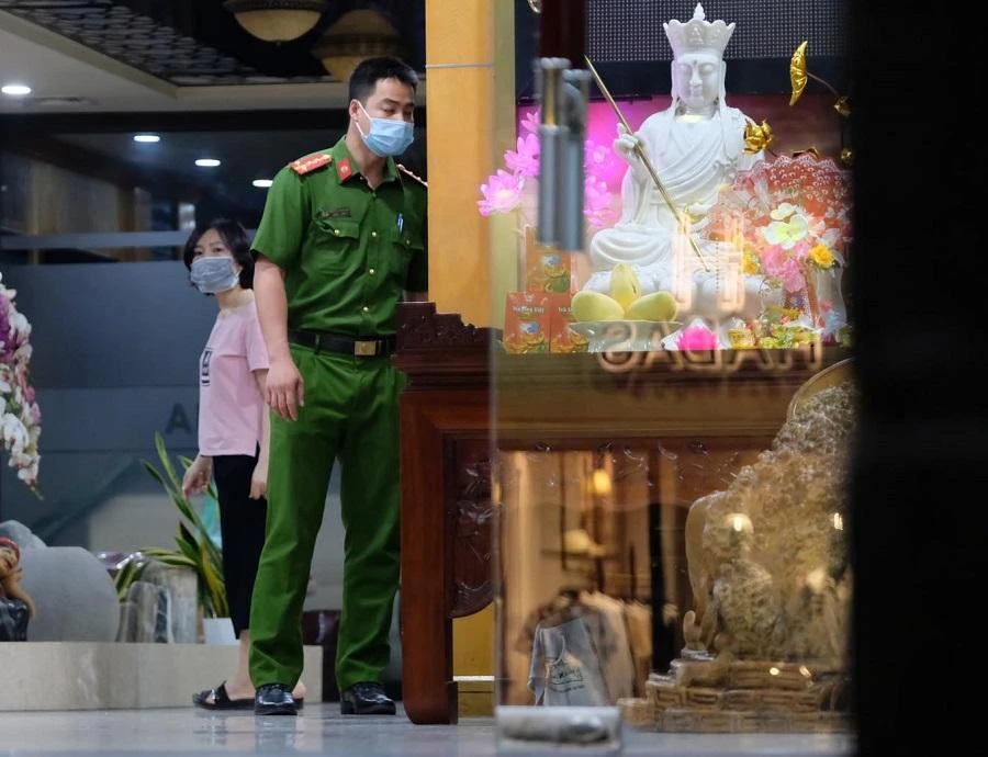 Cán bộ công an thực hiện nhiệm vụ bên trong trụ sở AIC. Ảnh: UYÊN TRANG