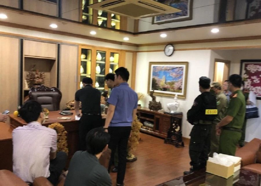Hình ảnh khám xét từ bên trong trụ sở công ty. Ảnh: CAND