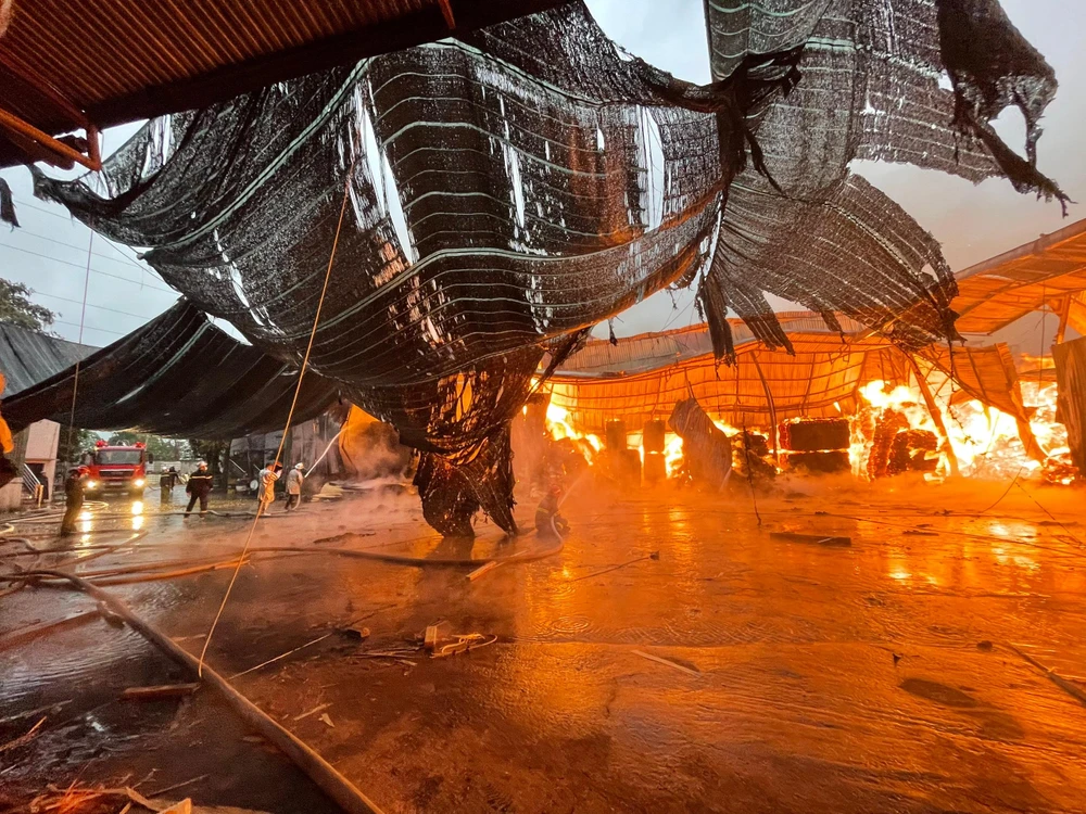 Đám cháy lan nhanh khiến khu vực cháy rộng