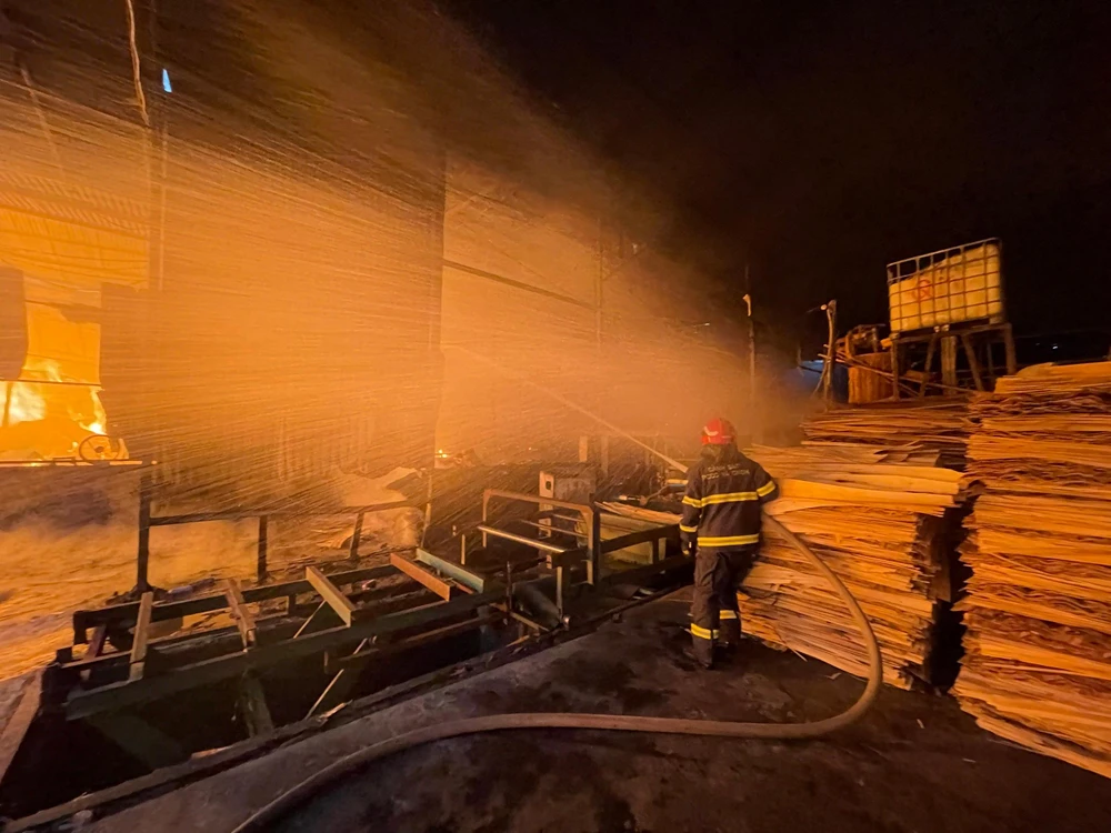 Gần 100 cảnh sát PCCC và hàng chục xe chữa cháy được huy động