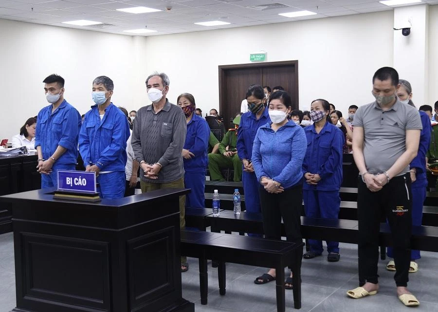 Các bị cáo hầu tòa sáng 9-5. Ảnh: TP