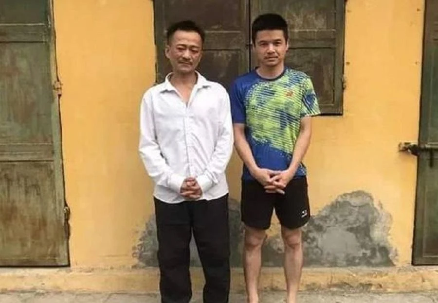 Hai nghi phạm tại cơ quan công an. Ảnh: CA