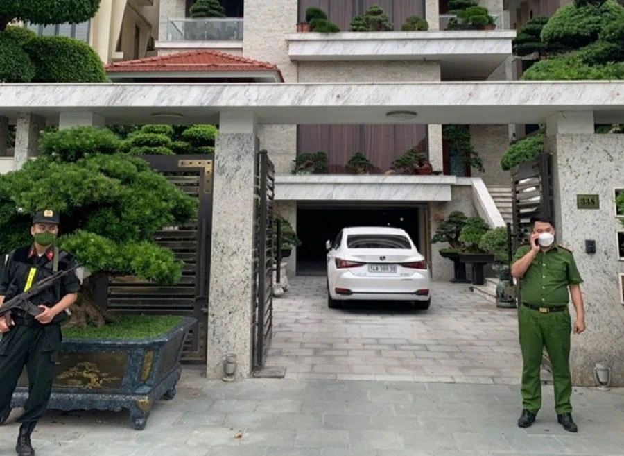 Công an khám xét nhà riêng của ông Phạm Hồng Hà. Ảnh: BVPL