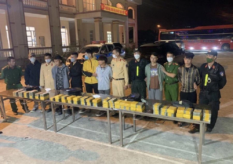 Nhóm nghi phạm bị bắt giữ. Ảnh: CA