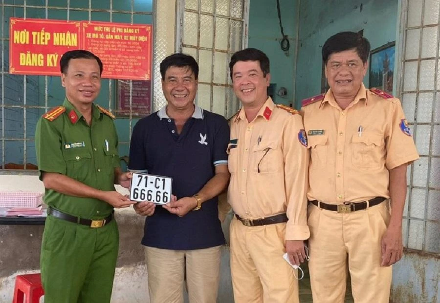 Người đàn ông may mắn bốc được biển số ngũ quý 666.66 - Ảnh: NHẬT NHẬT