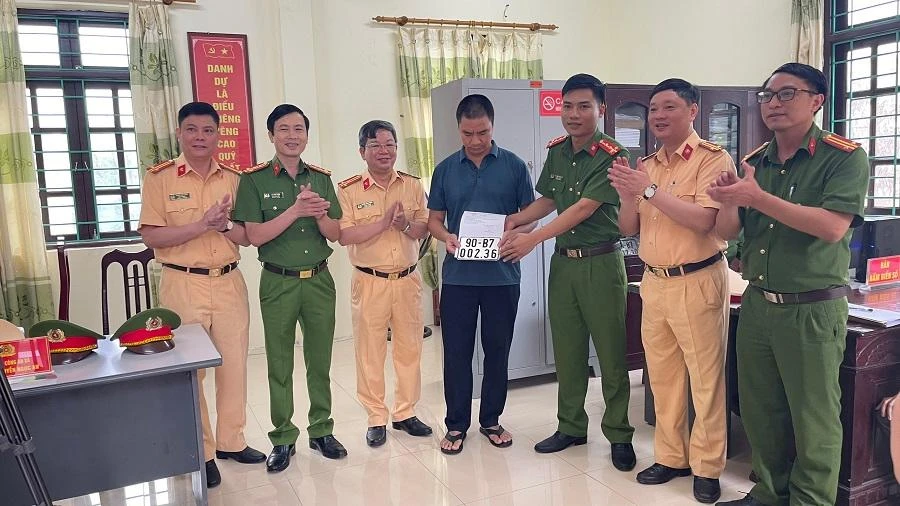 Công dân đầu tiên đăng ký xe mô tô tại công an xã Nhật Tân, Kim Bảng, Hà Nam. Ảnh: NHẬT NHẬT