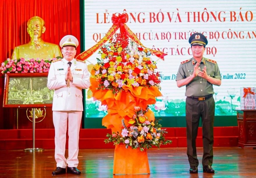 Trung tướng Lê Quốc Hùng, Thứ trưởng Bộ Công an tặng hoa chúc mừng Đại tá Phạm Văn Long (trái). Ảnh: CACC Trung tướng Lê Quốc Hùng, Thứ trưởng Bộ Công an tặng hoa chúc mừng Đại tá Phạm Văn Long (trái). Ảnh: CACC