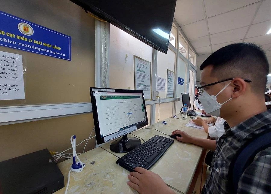 Người dân đến làm thủ tục về hộ chiếu và giấy tờ liên quan tại trụ sở Cục Quản lý Xuất nhập cảnh. Ảnh: TUYẾN PHAN