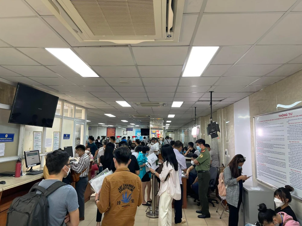 Bên cạnh các trường hợp không đủ điều kiện, nhiều người vẫn được cấp hoặc gia hạn hộ chiếu trước ngày 1-7. Ảnh: TUYẾN PHAN