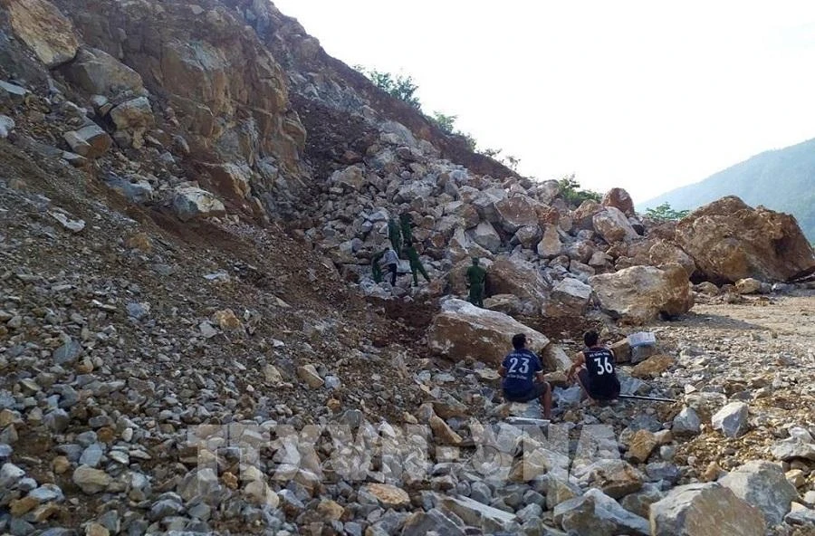Hiện trường vụ sập mỏ đá. Ảnh:TTXVN