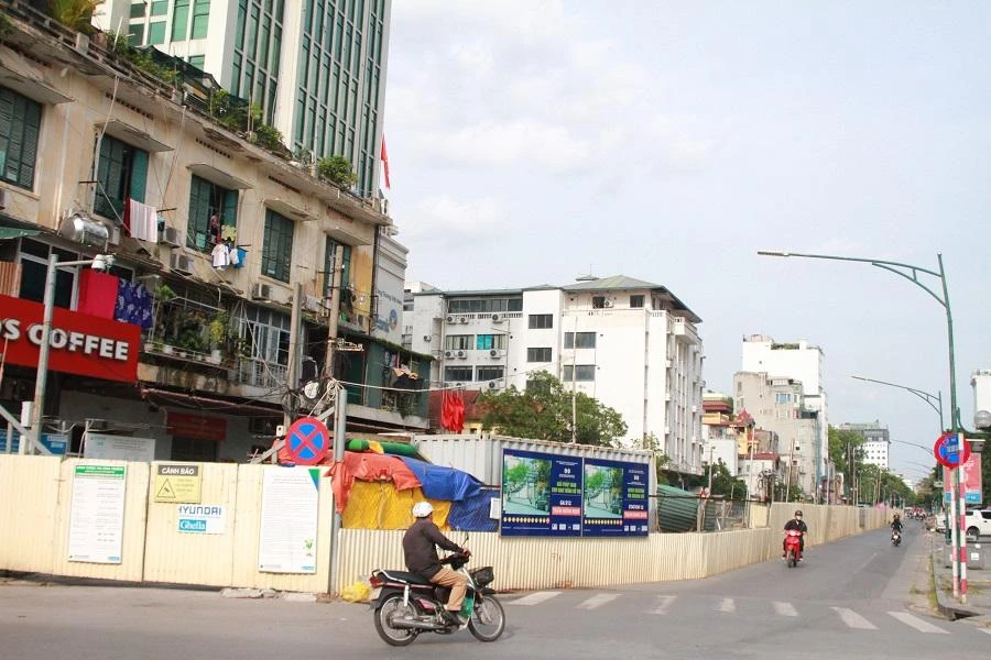 Rào chắn trên đường Trần Hưng Đạo được dựng lên từ tháng 6-2019, dự kiến hoàn thành trong 15 tháng; nhưng đến nay, đã gần 3 năm, mọi thứ vẫn ngổn ngang. Ảnh: MINH TRÚC