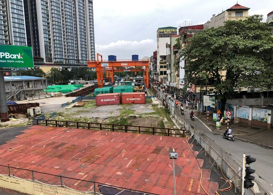 Khu vực qua đường Kim Mã bị rào chắn, đến nay chưa hoàn thành như thời gian dự kiến. Ảnh: MINH TRÚC