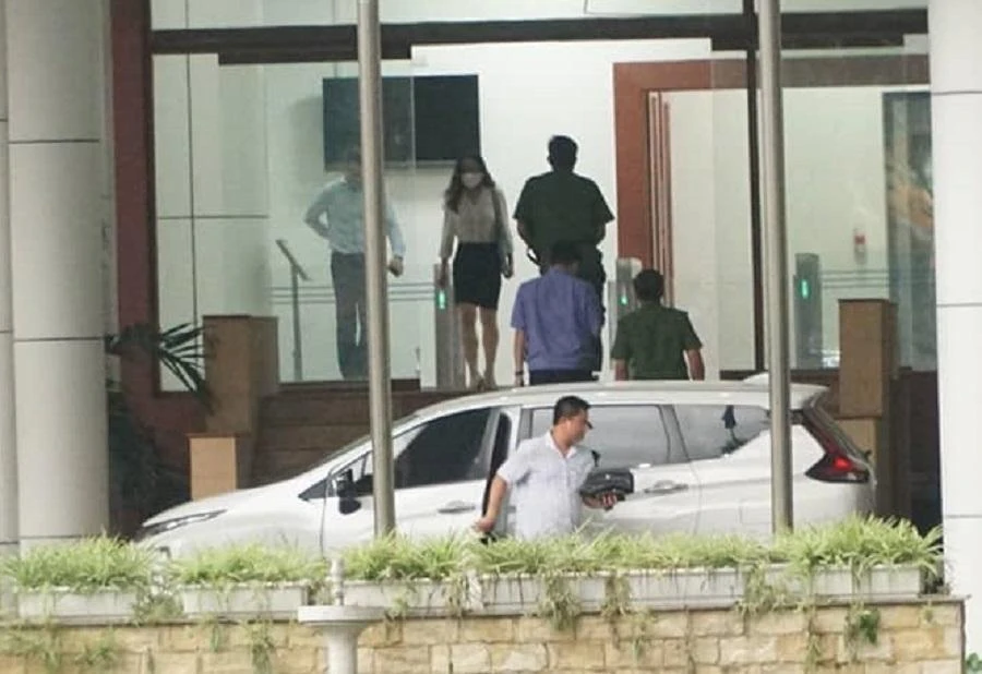 Lực lượng công an cùng viện kiểm sát có mặt tại trụ sở Bộ Y tế. Ảnh: PHI HÙNG