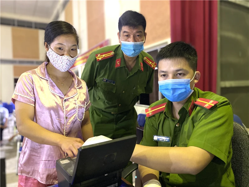 Lực lượng công an làm thủ tục cấp CCCD gắn chip cho người dân. Ảnh: TP