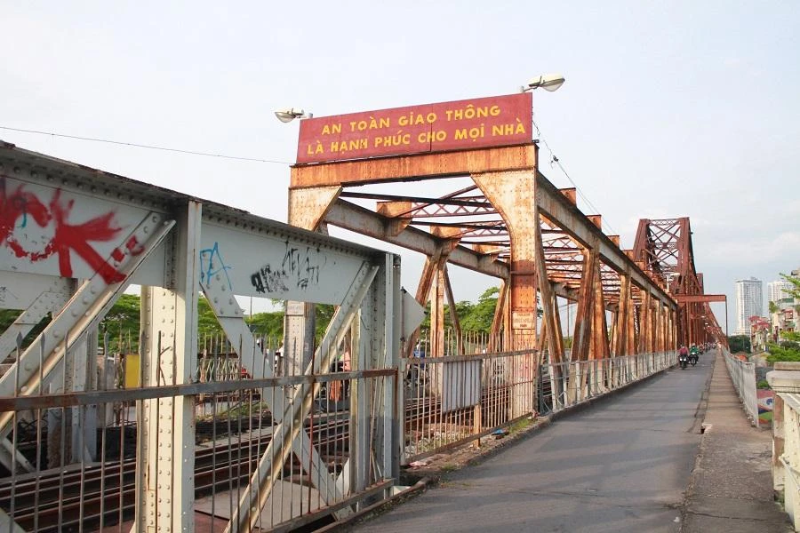 Cầu Long Biên (Hà Nội) bắc qua sông Hồng được khởi công năm 1899, do Pháp thiết kế và khánh thành năm 1902