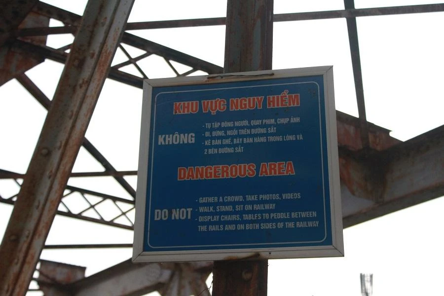 Việc duy tu, sửa chữa của đơn vị quản lý, bảo trì chỉ dừng ở bảo dưỡng định kỳ, chủ yếu với phần đường sắt như cạo gỉ sắt, sơn lại, thay thế gia cố tà vẹt, ốc vít, vệ sinh cầu..