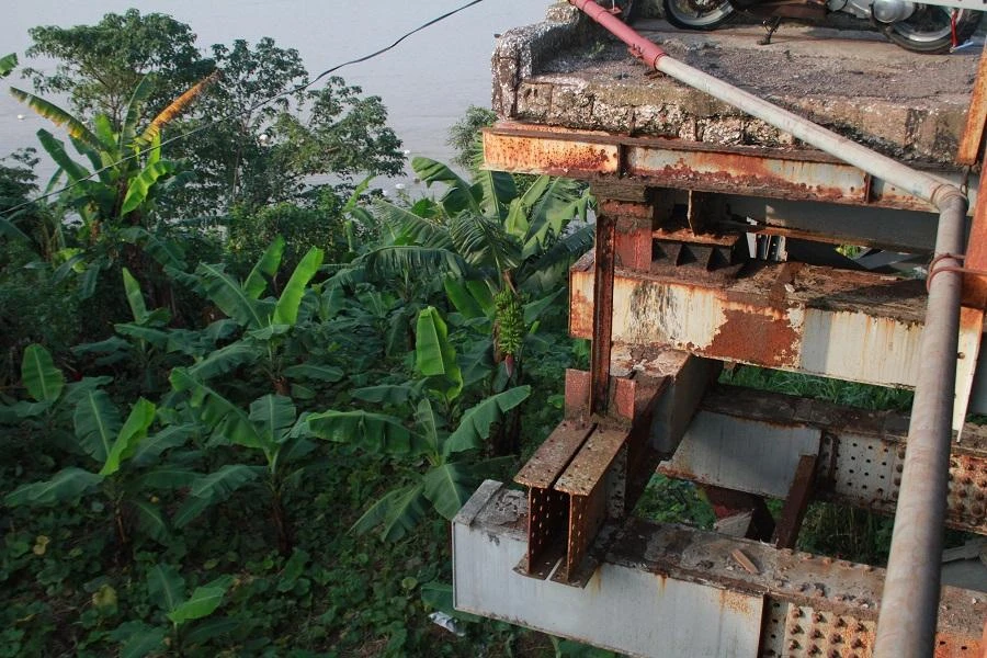 Cầu Long Biên có 8 trụ chống va đập để bảo vệ cầu khỏi tình trạng bị tàu, thuyền đâm va thì nay có một trụ mố 16A đã bị hư hỏng hoàn toàn nhưng vẫn chưa được xây mới.