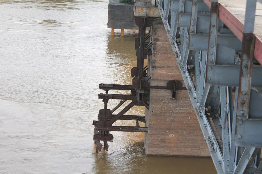 Theo báo cáo của Tổng công ty Đường sắt Việt Nam (VNR), cầu Long Biên đã nhiều lần được khôi phục, gia cố sửa chữa nhưng không đáp ứng được tình trạng xuống cấp