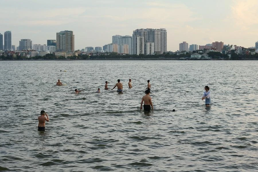 Các bé được mang theo kính bơi, đồ chơi để cùng vui chơi trên hồ. Có nhiều bé nhỏ tự chơi một mình, có thể gặp nguy hiểm khi không ở gần người thân.