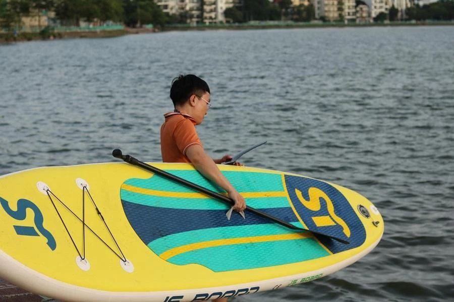 Có người còn đầu tư cả ván chèo, một trong những môn chơi khá phổ biến tại hồ Tây, được bắt gặp thường xuyên khi đi qua hồ này.