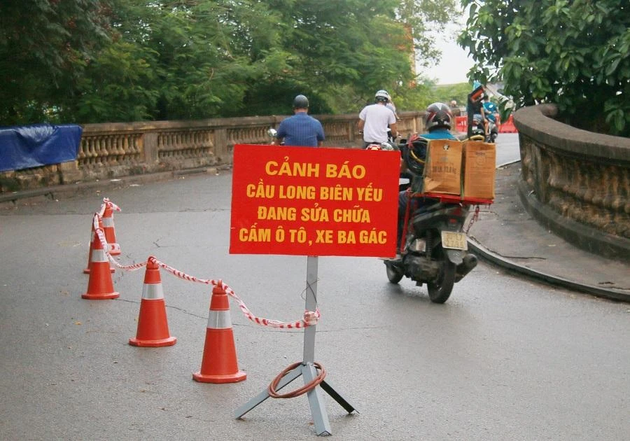 Công ty quản lý lắp rào chắn cố định và đặt biển cảnh báo tại hai đầu cầu Long Biên. Ảnh: PHAN LIÊN