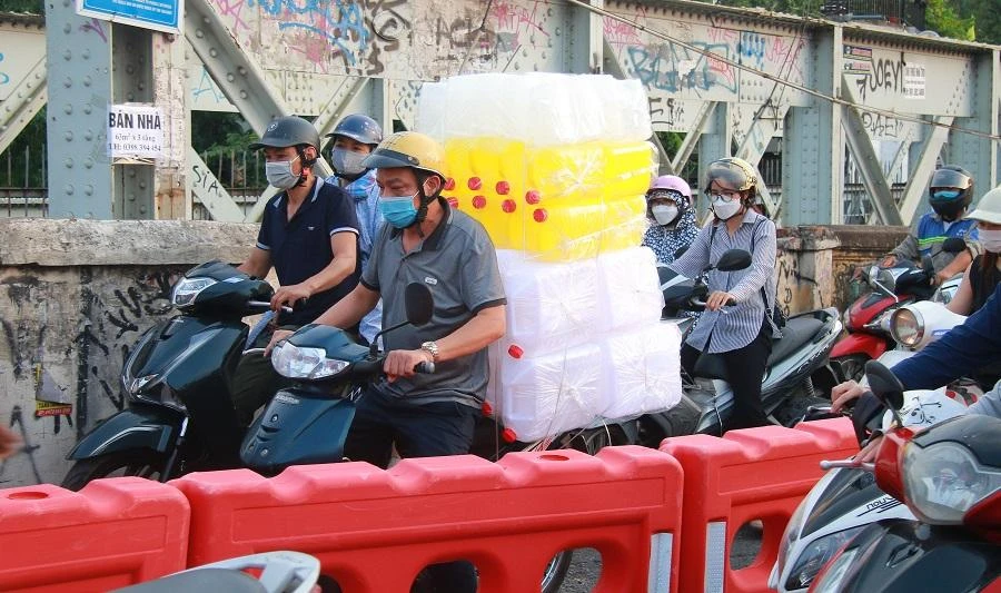 Việc lắp rào chắn vừa ngăn ô tô và xe ba nhưng cũng vừa thu hẹp diện tích mặt đường, khiến việc lưu thông gặp khó khăn.