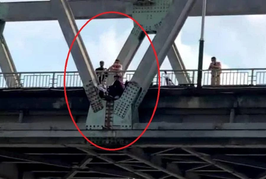 Tổ công tác CSGT huy động xuồng máy, ô tô để giải cứu một thai phụ định nhảy cầu tự tử. Ảnh: CA