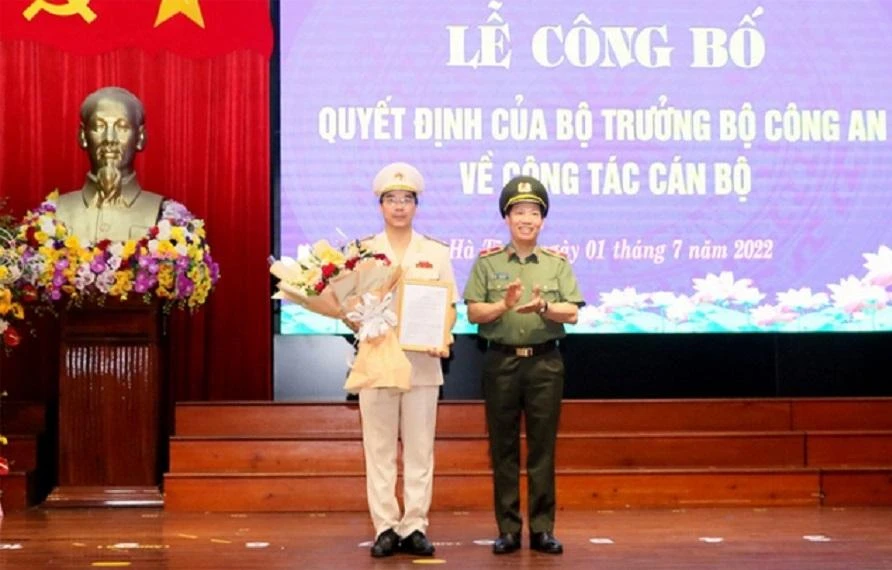 Thứ trưởng Lê Văn Tuyến trao quyết định của Bộ trưởng Bộ Công an bổ nhiệm Thượng tá Nguyễn Hồng Phong giữ chức vụ Giám đốc Công an Hà Tĩnh. Ảnh: VGP