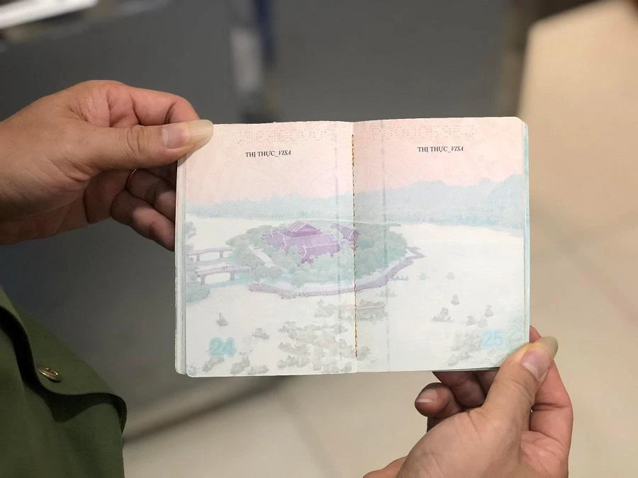 Trên mỗi trang là hình ảnh tiêu biểu phong cảnh, hình tượng về chủ quyền quốc gia, di sản văn hóa nổi tiếng của đất nước. Ảnh: UYÊN TRANG