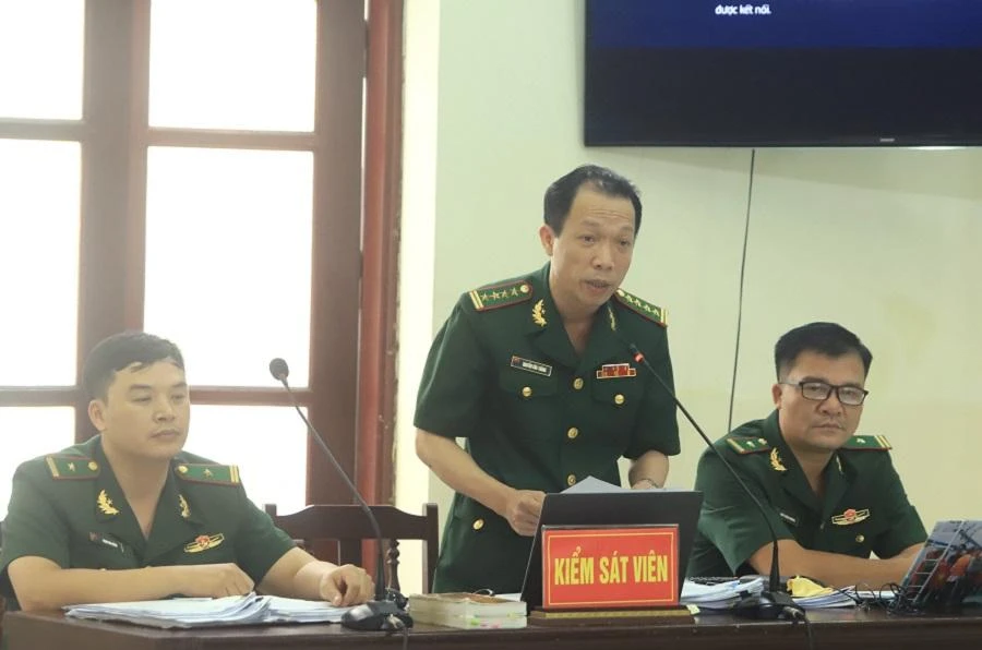 Đại diện VKS tranh luận với bị cáo và luật sư bào chữa. Ảnh: UYÊN TRANG Đại diện VKS tranh luận với bị cáo và luật sư bào chữa. Ảnh: UYÊN TRANG