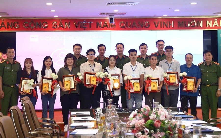 Những công dân Việt Nam đầu tiên được cấp tài khoản định danh điện tử. Ảnh: UYÊN TRANG Những công dân Việt Nam đầu tiên được cấp tài khoản định danh điện tử. Ảnh: UYÊN TRANG