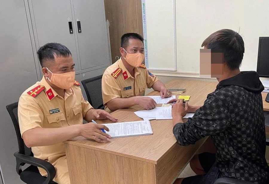 Tài xế T làm việc với cơ quan công an. Ảnh: CA