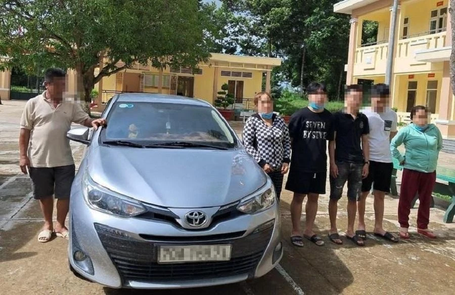 Một nhóm người xuất cảnh trái phép bị Đồn Biên phòng cửa khẩu Mỹ Quý Tây (Long An) bắt giữ. Ảnh: CACC Một nhóm người xuất cảnh trái phép bị Đồn Biên phòng cửa khẩu Mỹ Quý Tây (Long An) bắt giữ. Ảnh: CACC