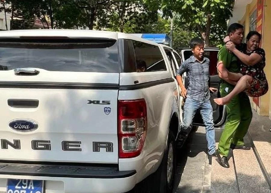 Công an phường Thịnh Liệt đến tận nhà đón cụ già, người tàn tật đi làm CCCD gắn chip