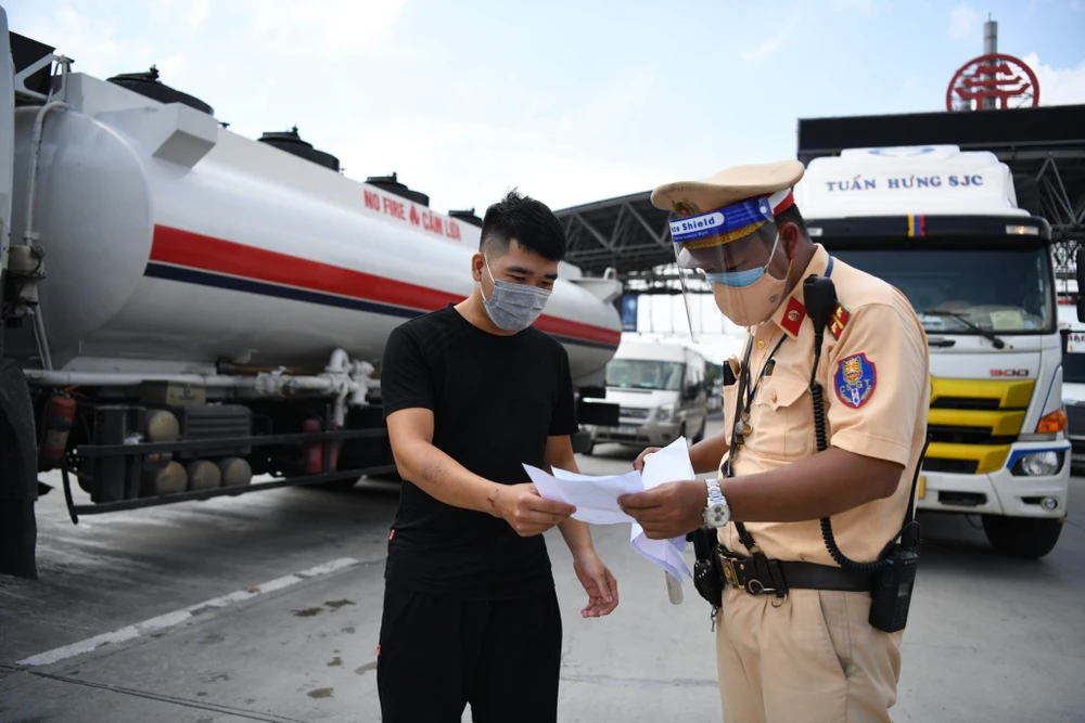 CSGT được quyền dừng phương tiện trong bốn trường hợp. Ảnh: UYÊN TRANG CSGT được quyền dừng phương tiện trong bốn trường hợp. Ảnh: UYÊN TRANG