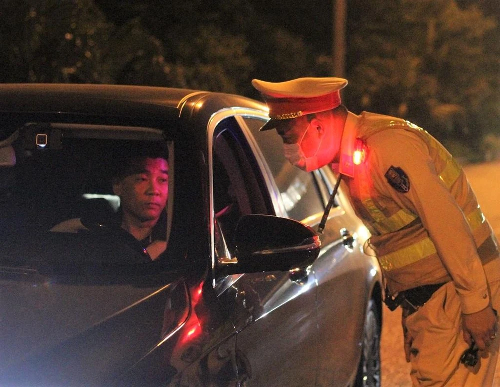 Người điều khiển phương tiện giao thông khi nhận được tín hiệu phải giảm tốc độ và dừng phương tiện giao thông vào vị trí theo hướng dẫn của CSGT. Ảnh: UYÊN TRANG Người điều khiển phương tiện giao thông khi nhận được tín hiệu phải giảm tốc độ và dừng phương tiện giao thông vào vị trí theo hướng dẫn của CSGT. Ảnh: UYÊN TRANG