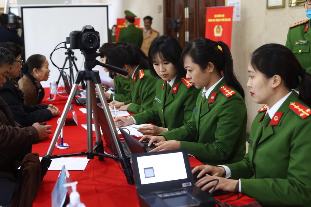 Bộ Công an phấn đấu cấp CCCD gắn chip cho toàn bộ người dân có đủ điều kiện trước ngày 30-9. Ảnh: TP