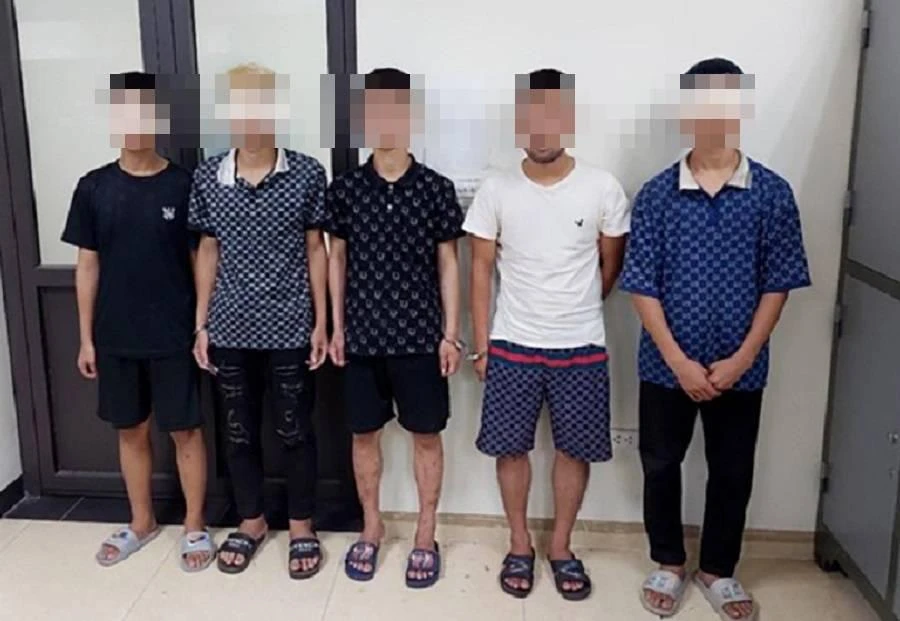 Nhóm nghi phạm tại cơ quan công an. Ảnh: CA